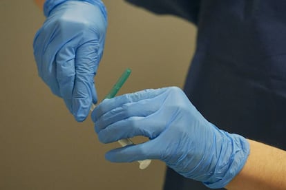 Una trabajadora sanitaria manipula el material necesario para administrar la vacuna contra la COVID-19 en un espacio de Refena, en Pamplona.