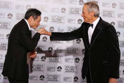 El director Ang Lee saluda al actor y director Clint Eastwood durante la gala de los Globos de Oro.