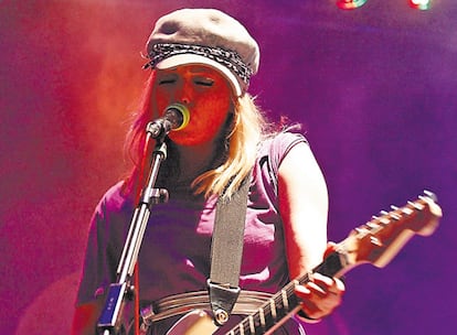 Katie White, 50% de The Ting Tings, durante el concierto de inauguracin en el hotel Ibiza Rocks.