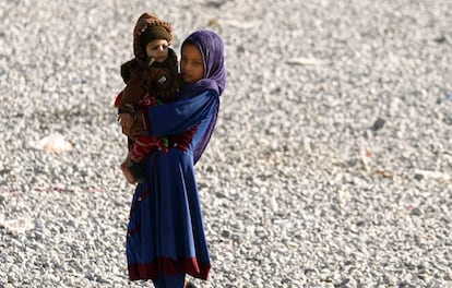 Niñas afganas en un campamento tutelado por Naciones Unidas en Kabul.
