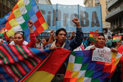 En Argentina, la gente participa en una manifestación en apoyo del presidente boliviano Evo Morales después de que anunció su renuncia el domingo.