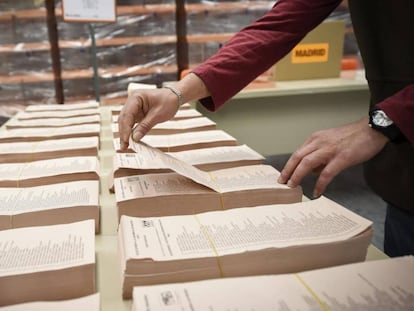 Papeletas de votación listas en un colegio electoral, en las elecciones generales de noviembre de 2019.