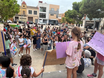Concentración de alumnos y padres frente al Ayuntamiento de Massanassa de este lunes.