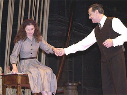 Mercé Pons y Josep Maria Flotats, en una escena de <i>París 1940.</i>