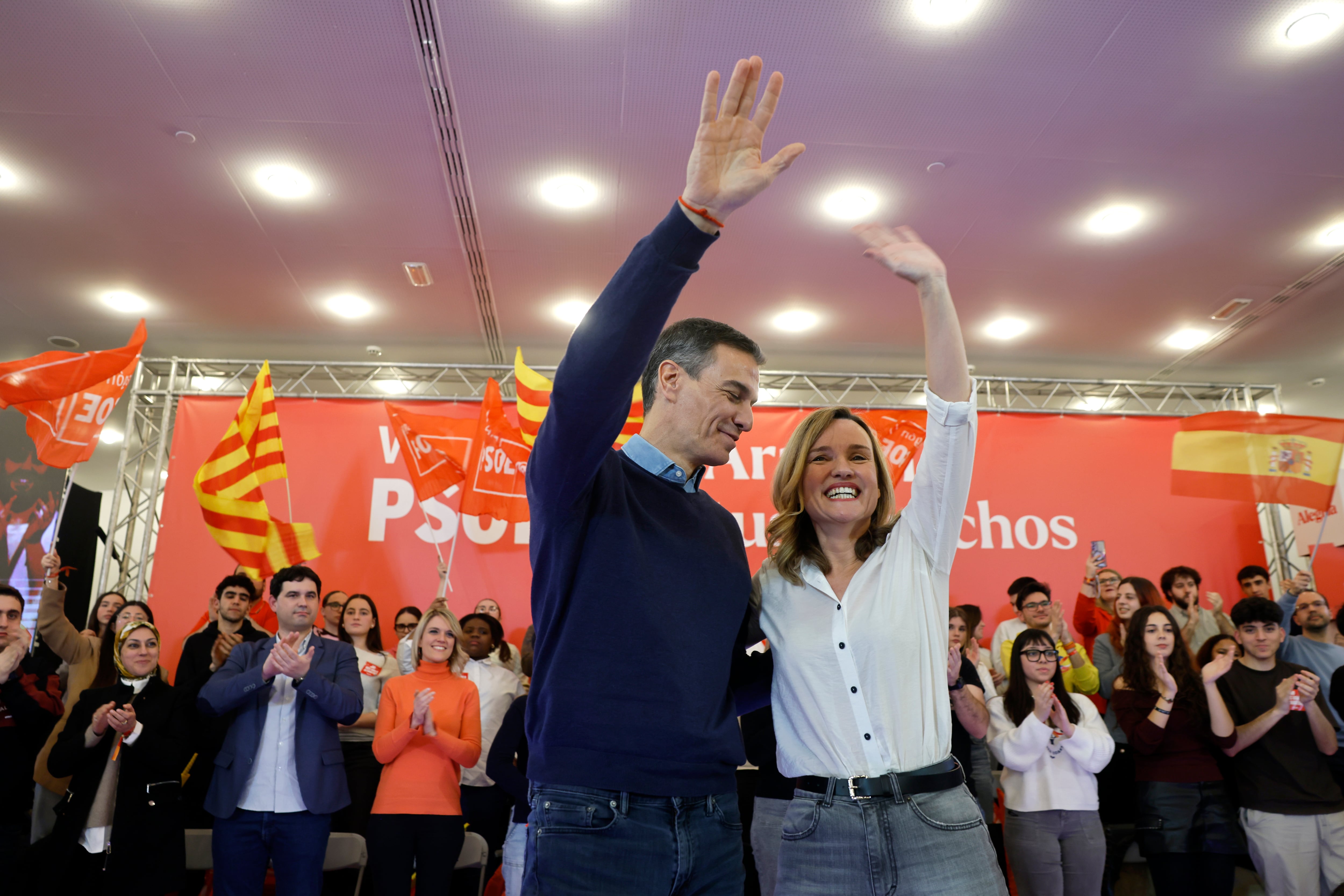 Pedro Sánchez y Pilar Alegría durante el acto de cierre de campaña del PSOE para las elecciones autonómicas en Aragón, con la candidata a la presidencia de Aragón, el pasado viernes en el hotel Hiberus (Zaragoza)