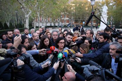 Marta Rovira atiende a los medios acompañada de políticos y simpatizantes, en la plaza Villa de París de Madrid.