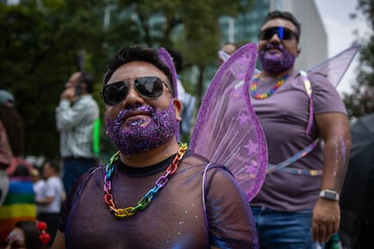 Las lentejuelas y brillos lucieron en los asistentes al Orgullo de la Ciudad de México. 