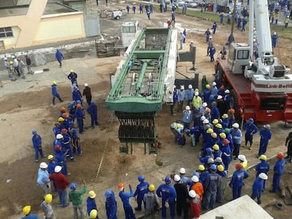 Trabalhadores circulam a &aacute;rea onde ocorreu o acidente.