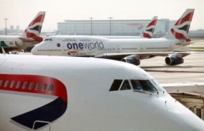 Dos B747 de British Airways en el aeropuerto londinense de Heathrrow.