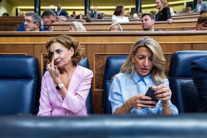 La vicepresidenta primera y ministra de Hacienda, María Jesús Montero, con la vicepresidenta segunda y titular de Trabajo, Yolanda Díaz, este miércoles en la Cámara baja.