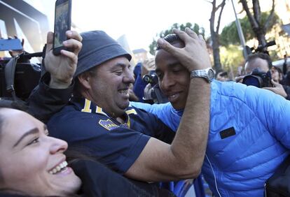 El jugador del Boca Juniors Sebastian Villa es abrazado por un hincha en Madrid.