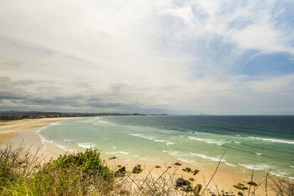 PLAYA DE KIRRA. Mar, sol y surfistas