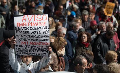 Un manifestante sostiene un cartel durante la marcha en Madrid.