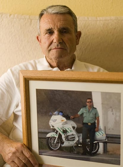 Rafael Palmero muestra una foto de su hijo Juan Antonio, supuestamente asesinado por El Solitario.