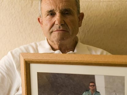 Rafael Palmero muestra una foto de su hijo Juan Antonio, supuestamente asesinado por El Solitario.