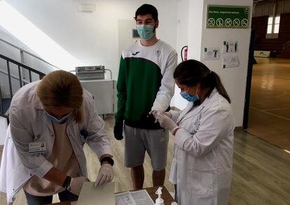 Darío Brizuela, de Unicaja, se somete a un test serológico en Los Guindos