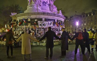 Homenaje a los fallecidos en los atentados de Par&iacute;s en la plaza de la Rep&uacute;blica.