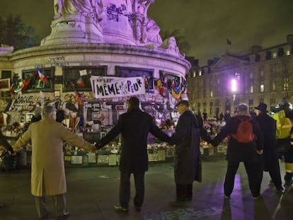 Homenaje a los fallecidos en los atentados de Par&iacute;s en la plaza de la Rep&uacute;blica.