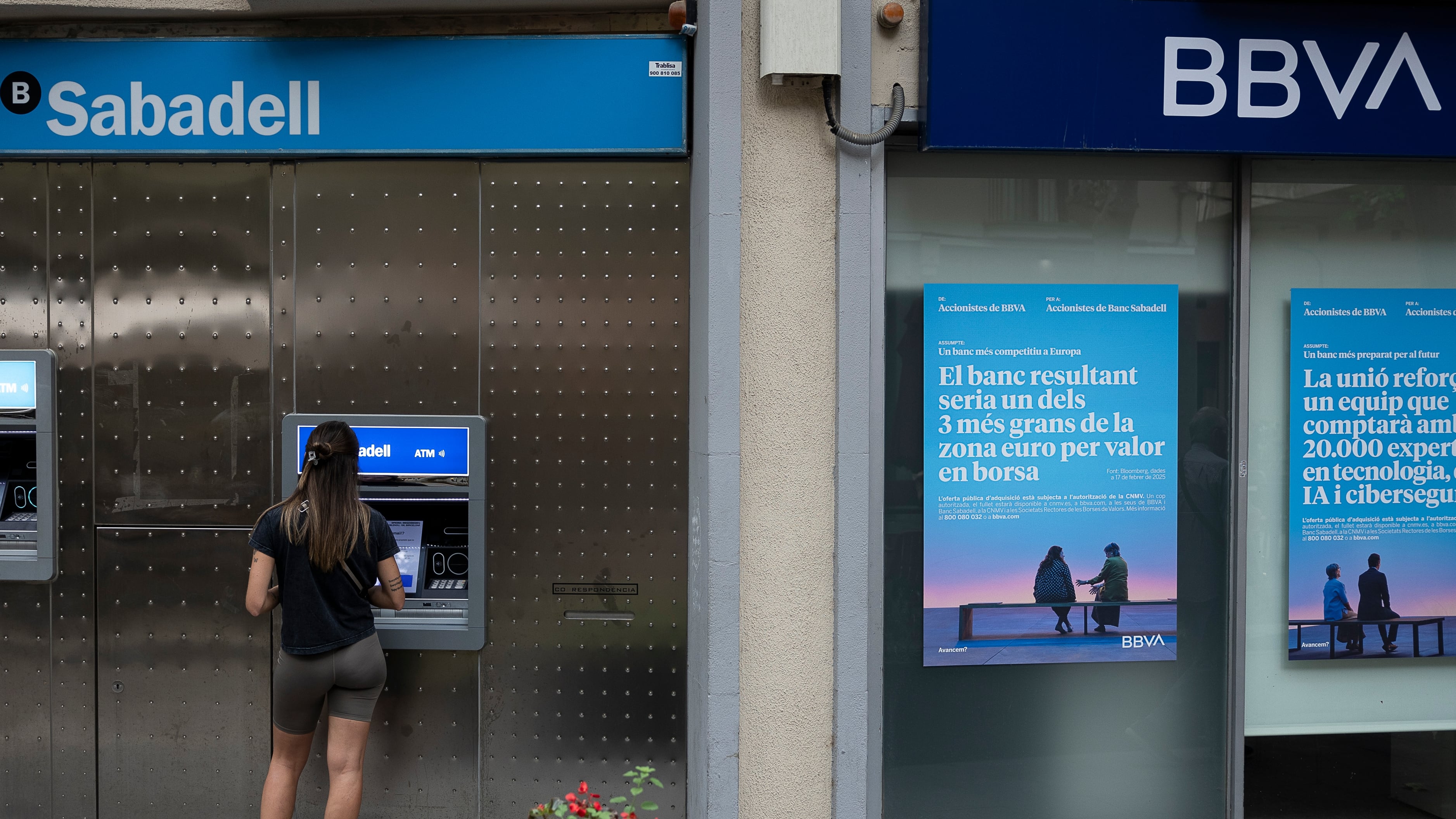 Oficina bancaria del Banc Sabadell junto a otra del BBVA en la Rambla del Poblenou.
