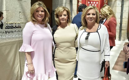 De izquierda a derecha: Terelu Campus, María Teresa Campos y Carmen Borrego, en la recepción por el día de la Comunidad de Madrid el 2 de mayo.