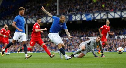 Sandro, aún en el Everton, dispara en un amistoso veraniego contra el Sevilla.