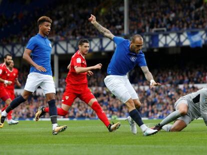 Sandro, aún en el Everton, dispara en un amistoso veraniego contra el Sevilla.