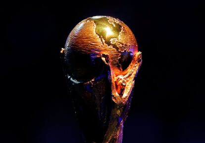 A taça da Copa do Mundo de Futebol exibida no Palácio do Kremlin nesta sexta-feira, 1 de dezembro, dia em que foram sorteados dos grupos do mundial da Rússia 2018. 