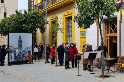 Colas, este sábado, a la entrada del bar Giralda, en Sevilla.