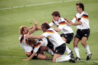 Brehme celebra con sus compañeros su gol de penalti en la final que les dio el Mundial de Italia 90.