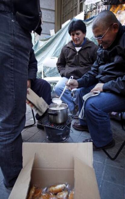 Desahuciados acampan por turnos ante la sede de Bankia en la plaza de Celenque de Madrid.