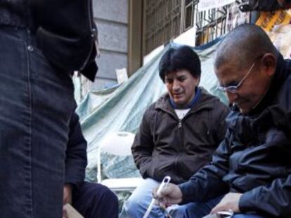 Desahuciados acampan por turnos ante la sede de Bankia en la plaza de Celenque de Madrid.