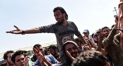 Un grupo de migrantes protesta este mi&eacute;rcoles por el cierre de la frontera grecomacedonia en el campamento de Idomeni.