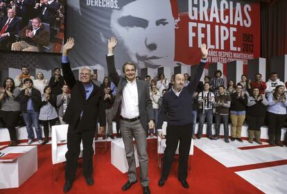 Los expresidentes del Gobierno, Felipe González, y José Luis Rodríguez Zapatero, junto al secretario general del PSOE, Alfredo Pérez Rubalcaba, durante el acto que el PSOE celebra hoy en el Palacio de Congresos de Madrid.