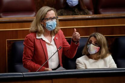 Nadia Calviño, ministra de Asuntos Económicos, y Yolanda Díaz, titular de Trabajo, el pasado 21 de abril en el Congreso de los Diputados en Madrid.