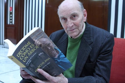 Marcos Ana posa con su libro "Decidme cómo es un árbol", en un hotel de Bilbao el 2007.