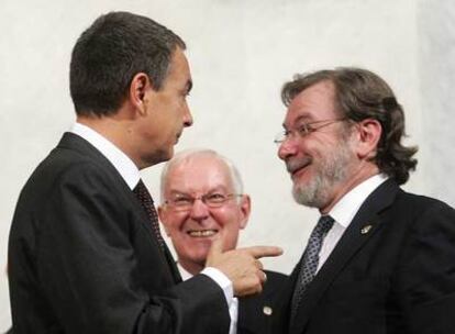 José Luis Rodríguez Zapatero, Víctor García de la Concha (en segundo plano) y Juan Luis Cebrián, ayer en la Academia Española.