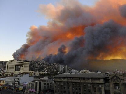 As colunas de fumaça do incêndio florestal, na cidade de Valparaíso.