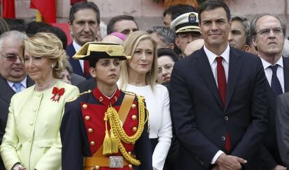 Las candidatas del PP al Ayuntamiento de Madrid, Esperanza Aguirre, y a la Presidencia de la Comunidad, Cristina Cifuentes, junto al secretario general del PSOE, Pedro Sánchez, y el candidato del PSOE a la Comunidad, Ángel Gabilondo.