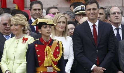 Las candidatas del PP al Ayuntamiento de Madrid, Esperanza Aguirre, y a la Presidencia de la Comunidad, Cristina Cifuentes, junto al secretario general del PSOE, Pedro S&aacute;nchez, y el candidato del PSOE a la Comunidad, &Aacute;ngel Gabilondo.