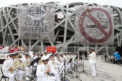 Pancartas en contra del tabaco colgadas en el estadio Nido de Pájaro, sede de los Juegos Olímpicos de Pekín de 2008.