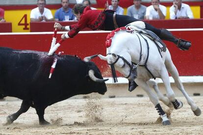 El rejoneador Pablo Hermoso de Mendoza, en su segundo toro ayer en Pamplona.
