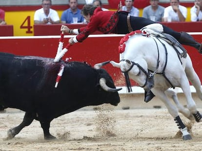 El rejoneador Pablo Hermoso de Mendoza, en su segundo toro ayer en Pamplona.