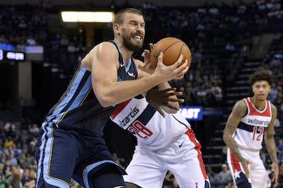 Marc Gasol, left, defendido por Mahinmi.