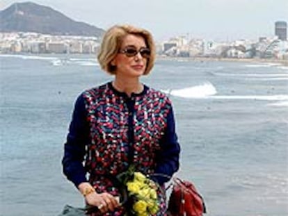 Catherine Deneuve junto a la playa de Las Canteras, en Las Palmas de Gran Canaria, donde asiste al IV Festival de Cine, en el que recibirá el galardón honorífico <i>Lady Harimaguada.</i>