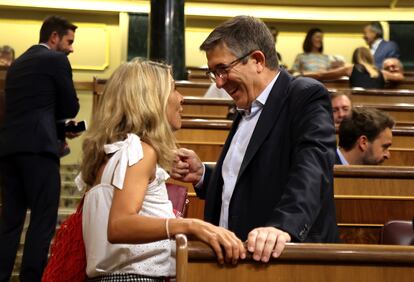 La vicepresidenta segunda y ministra de Trabajo y Economía Social, Yolanda Díaz, y el portavoz del Grupo Parlamentario Socialista en el Congreso de los Diputados, Patxi López, se saludan a su llegada a la Cámara baja.