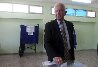 El primer ministro interino de Grecia, Panayotis Pikrammenos, vota en un colegio electoral en Atenas.