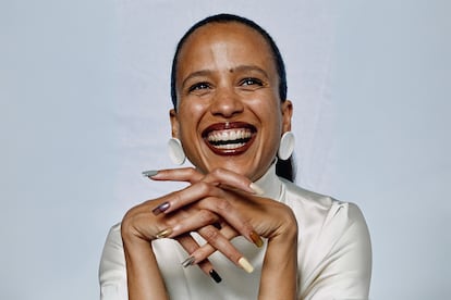 La actriz y directora Mati Diop en una de las imágenes del último 'drop' de Phoebe Philo.