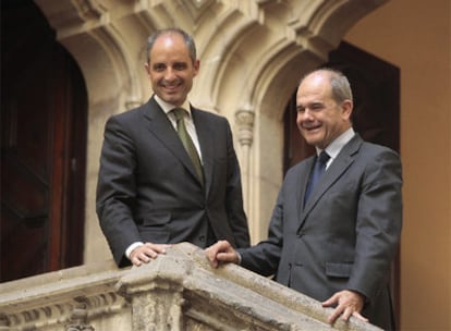 Camps y Chaves, ayer, en la escalera del patio gótico del Palau de la Generalitat.