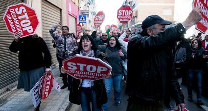 Protesta de Stop Desahucios contra un desalojo, hoy en Granada.