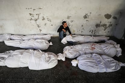 Varios cadáveres de palestinos muertos en un ataque israelí, este martes en el hospital al Ahli al Arabi de Ciudad de Gaza.